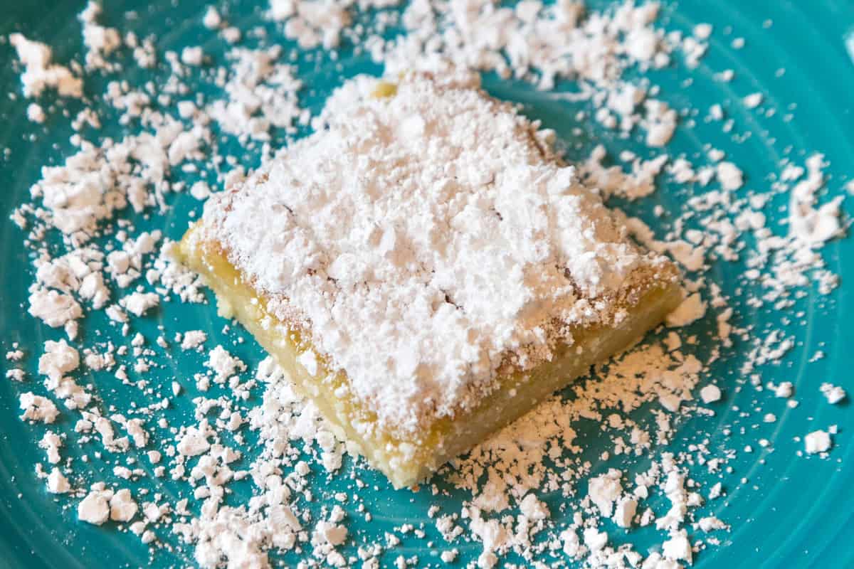 Old-fashioned lemon squares recipe complete.