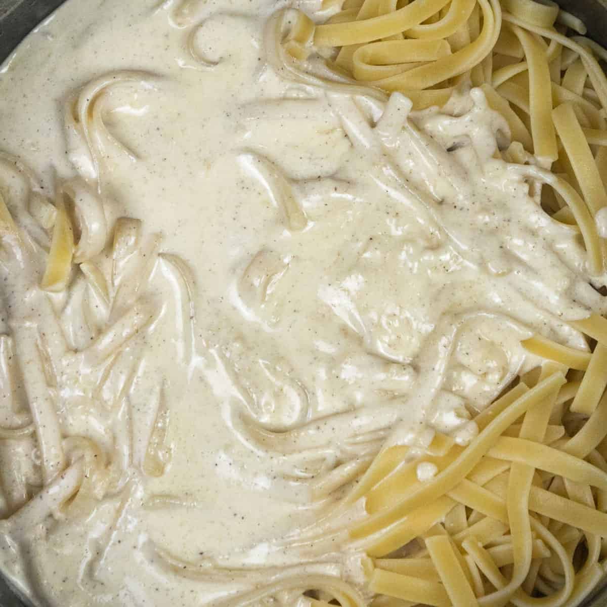 Easy Alfredo Sauce Recipe with Heavy Cream