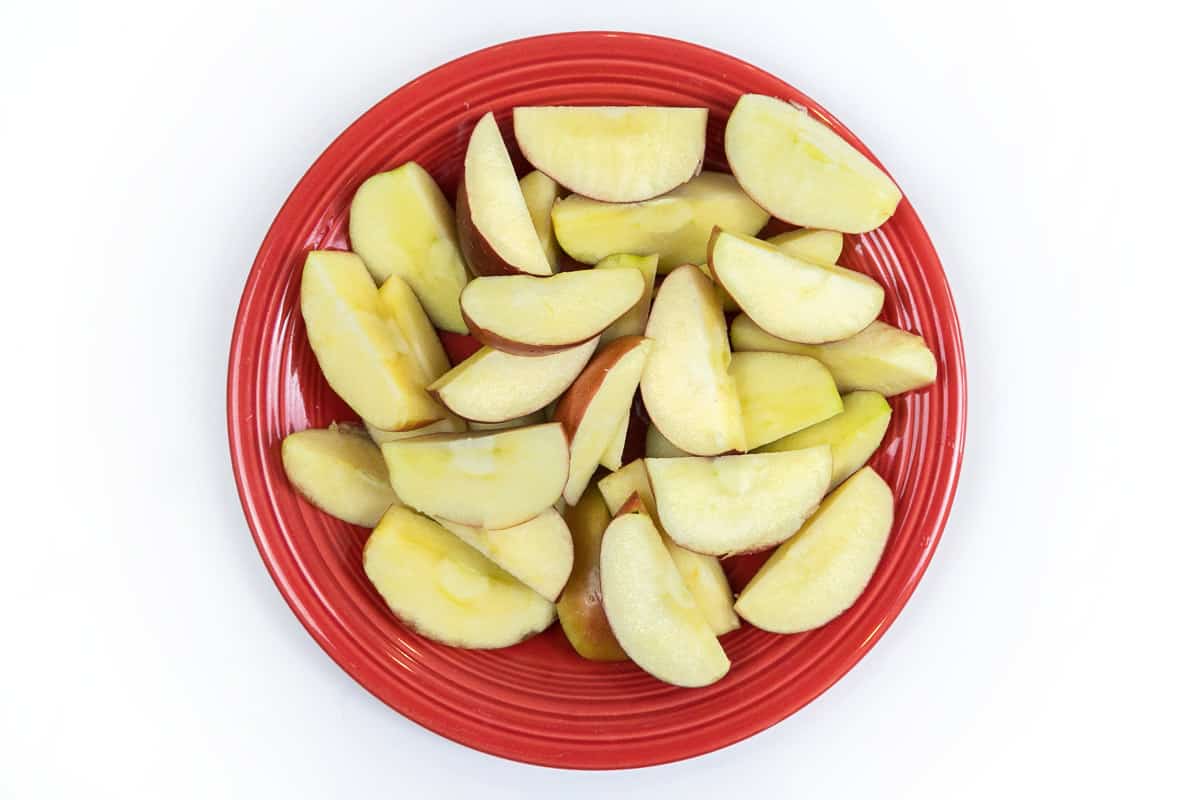Five apples are cut into slices.