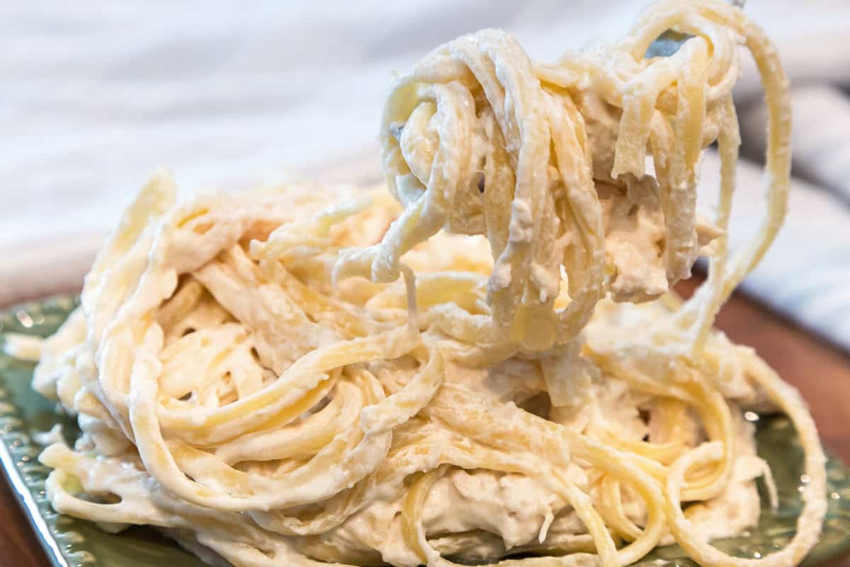 Chicken alfredo linguine on a plate.