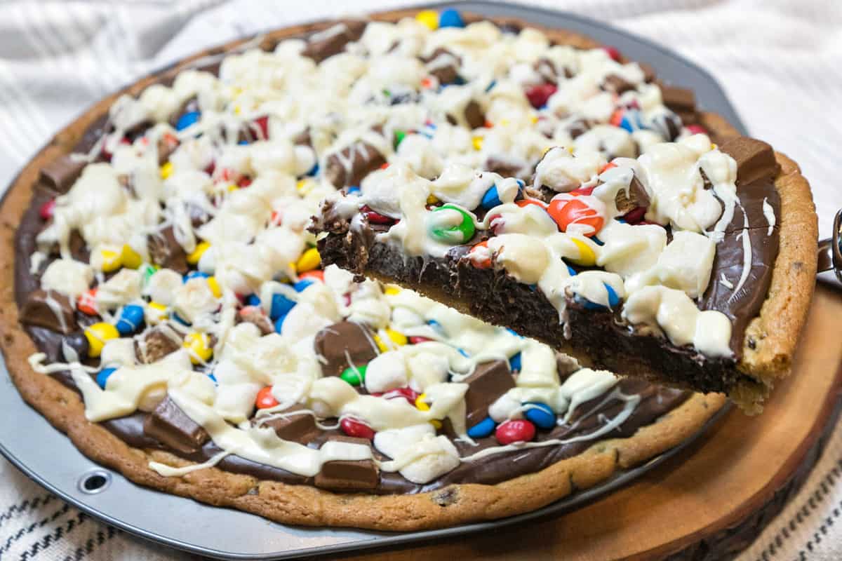 A slice of cookie pizza.