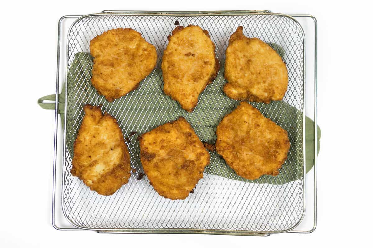 Six chicken fillets are cooked in the air fryer for twenty minutes.