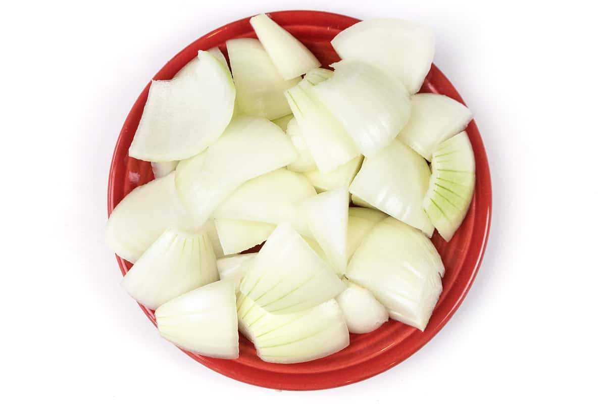 Cut the onions into chuncks.