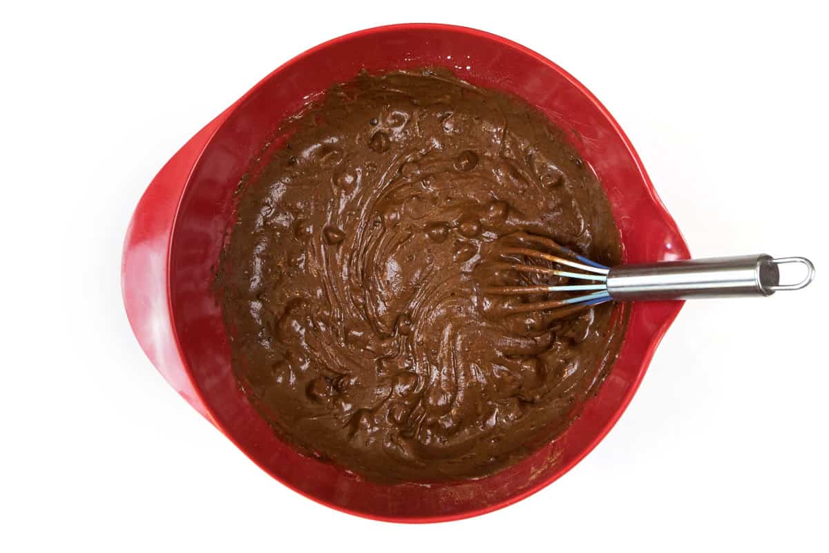 Mix the milk chocolate chips and the cake batter well.