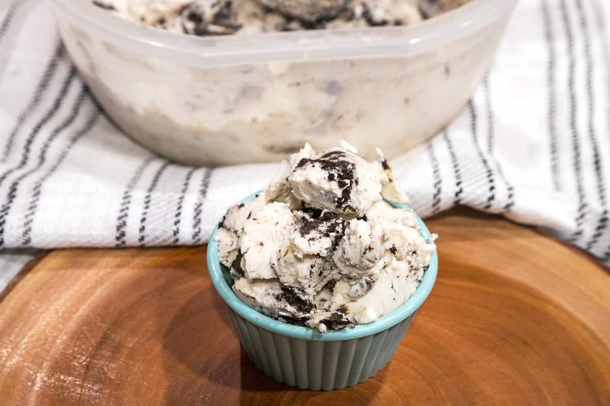 Oreo cookie ice cream in a bowl.