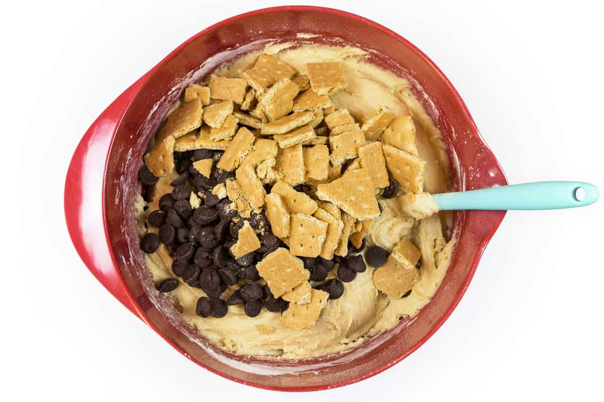 Add the chocolate chips and pieces of graham crackers to the cookie dough.